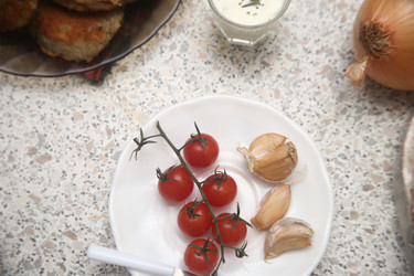 Вкусные красные помидоры черри с чесноком на столе, крупный план - ZemLenik_photoclb