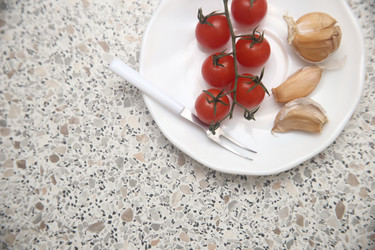 Вкусные красные помидоры черри с чесноком на столе, крупный план - ZemLenik_photoclb