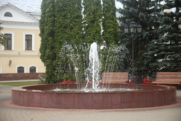 Красивый фонтан, фонари, скамейки и декоративные цветы в парке - ZemLenik_photoclb