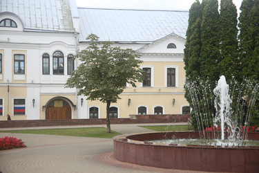 Красивый фонтан, фонари, скамейки и декоративные цветы в парке - ZemLenik_photoclb