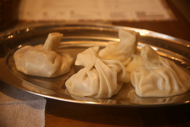 Вкусные хинкали с говядиной в тарелке крупным планом - ZemLenik_photoclb