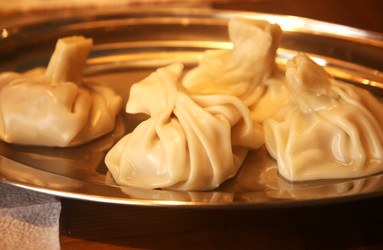 Вкусные хинкали с говядиной в тарелке крупным планом - ZemLenik_photoclb