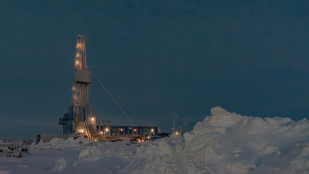освещенная буровая установка для добычи нефти и газа, работающая в суровых снежных условиях арктики во время зимней полярной ночи. концепция промышленной добычи и разведки энергии - Vkadimir