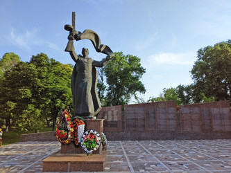 памятник воинам-освободителям в борьбе с фашизмом в одной из деревень бывшего советского союза. венки у ног скульптуры солдата - Dimasik_85