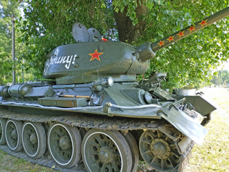 историческая реконструкция второй мировой войны. советский основной средний танк т-34 с 85-мм пушкой. символ победы над фашистами. оружие времен ссср - Dimasik_85