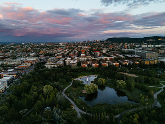 вид с беспилотника на красочный закат и парк, центр города и королевскую гору на заднем плане. монреаль, канада - EOS_Canon