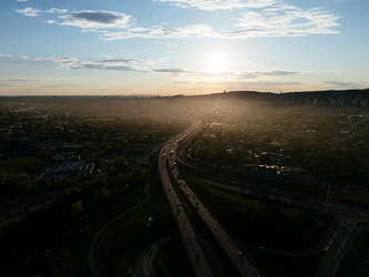 Монреаль, Квебек, Канада, горизонт и шоссе на закате, с молельней Святого Иосифа на горе Ройял. G - EOS_Canon
