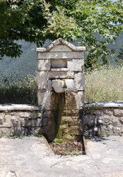 источник в горах (центральная греция, эвритания) крупным планом - Slavina