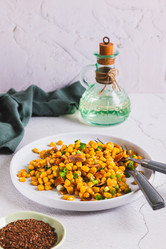 вкусная жареная кукуруза с беконом и зеленым луком на тарелке на столе вертикальный вид - Elena Rui