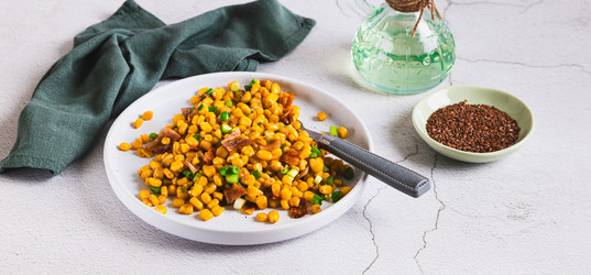 вкусная жареная кукуруза с беконом и зеленым луком на тарелке на столе веб-баннер - Elena Rui
