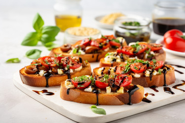 Вкусные брускетты с бальзамическим уксусом на кухонной доске. Закуска к блюду из здорового хлеба. Генерировать искусственный интеллект - yliv