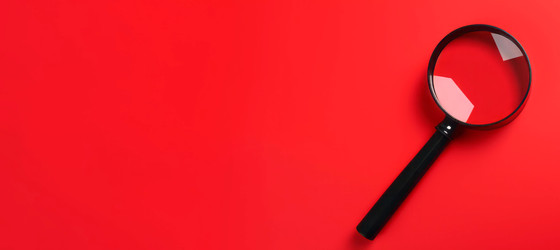 Оповещение об увеличении лупы изолировано на красном баннере. Генерация ИИ - yliv
