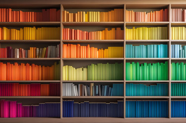 Красочные папки, деревянные книжные полки. Генерация ИИ - yliv