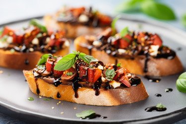 Вкусные брускетты с бальзамическим уксусом по рецепту приготовления. Кулинарная закуска ароматного питания. Генерировать искусственный интеллект - yliv