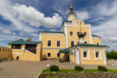 Здание собора Живоначальной Троицы в историческом центре Смоленска, на территории действующего Свято-Троицкого женского монастыря. Бесстолпная одноглавая церковь в стиле московского барокко - gumbao