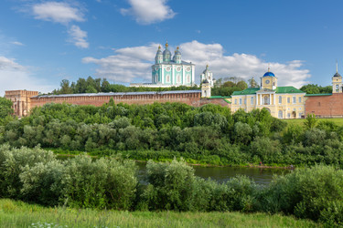крепостная стена смоленского кремля и успенский собор, россия - gumbao