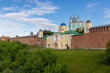 крепостная стена смоленского кремля и успенский собор, россия - gumbao
