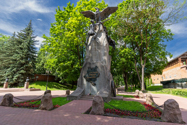 Вид на памятник "Благодарная Россия - героям 1812 года" (также известный как "памятник с орлами") в Смоленске, установленный в честь 100-летия Отечественной войны 1812 года. Перевод надписи - "Благодарная Россия - героям 1812 года" - gumbao