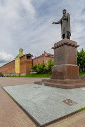 памятник князю владимиру на набережной реки днепр в смоленске, россия - gumbao