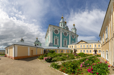 собор успения пресвятой богородицы - православный храм в смоленске, кафедральный собор смоленской митрополии русской православной церкви. он расположен в центральной части города на соборном холме - gumbao