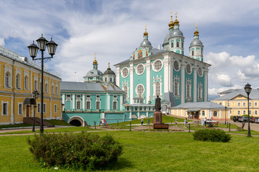 здание успенского собора в смоленске, россия. православный храм - gumbao
