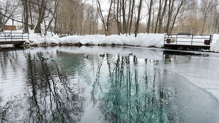 Голубое озеро на территории города Казань Татарстан с бирюзовой водой в зимний день - Oksana Shvedkova