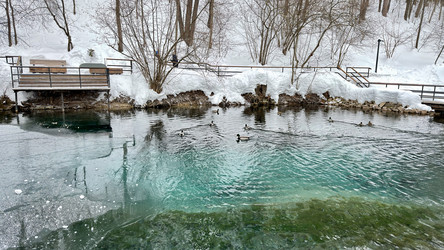 Голубое озеро на территории города Казань Татарстан с бирюзовой водой в зимний день - Oksana Shvedkova