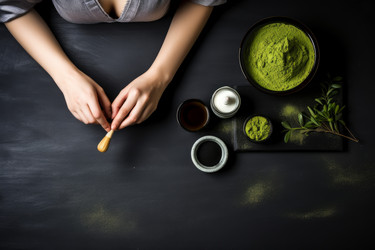 женщина готовит чай матча за черным столом, вид сверху. горячий вкусный свежий напиток крупным планом. генеративный контент - yliv