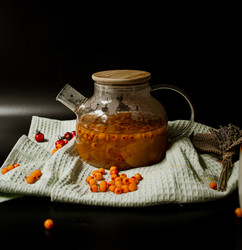 Стеклянный чайник с облепиховым морсом и ягодами - lidalnk