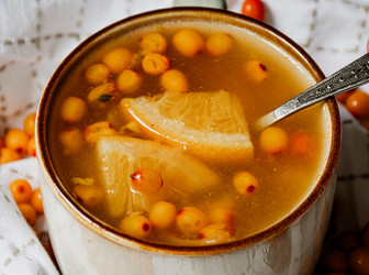 Крупный план кружки с облепиховым морсом и фруктами - lidalnk