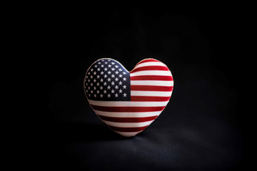 Патриотическое сердце с флагом США на черном фоне. Национальный американский флаг любви и верности. Генерировать искусственный интеллект - yliv