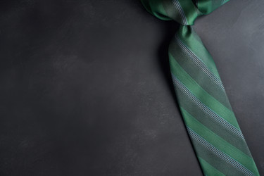 Зеленый галстук темного цвета. Элегантный наряд мужской моды и классический наряд. Генерировать искусственный интеллект - yliv