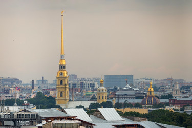 Шпиль Петропавловской крепости в дымке, снятый со смотровой площадки Владимирского собора в Санкт-Петербурге - donsun
