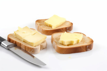 Вкусные тосты на сливочном масле с помощью ножа для намазывания. Завтрак - вкусный молочный продукт на хлебе. Генерировать искусственный интеллект - yliv
