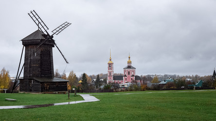вид на старинные деревянные ветряные мельницы из владимирской области - KirillK