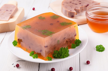 русское блюдо из мясного холодца. традиционная приготовленная закуска из говядины для гурманов. генеративный контент - yliv
