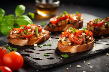 Вкусные брускетты с бальзамическим уксусом на каменной доске. Кухня: хлеб, свежие продукты. Генерировать искусственный интеллект - yliv