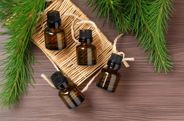 Флаконы с экстрактом зеленых веток сосны в плетеной коробке. Органическая эссенция "эликсир дикой сосны". Генерировать искусственный интеллект - yliv