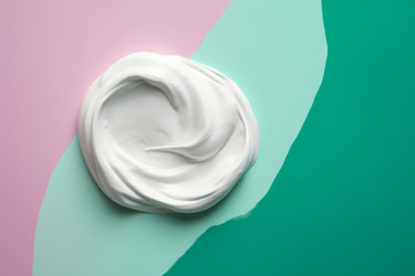 Белый образец косметики на зеленом фоне. Намажьте крем-продукт smooth beauty cosmetics. Генерировать искусственный интеллект - yliv