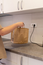 женщина с бумажным пакетом для продуктов на вынос поддерживает удобную доставку на дом - Matroskin