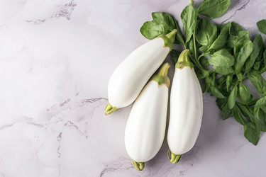 Свежие белые баклажаны на стол. Собирайте вегетарианское вкусное органическое питание. Создать ИИ - yliv