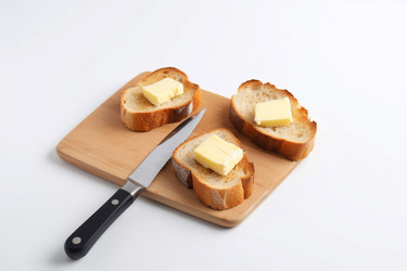Вкусные тосты с маслом на деревянной доске. Хрустящие хлебные тосты на утренний завтрак. Генерировать искусственный интеллект - yliv