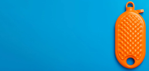 Резиновая грелка синего цвета с баннером. Согрейте больного медицинским компрессом при заболевании. Генерировать искусственный интеллект - yliv