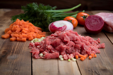 Нарезанное мясо с овощами на кухонной деревянной доске. Генерировать искусственный интеллект - yliv