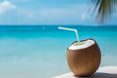 Кокосовый коктейльный напиток straw beach. Генерировать искусственный интеллект - yliv