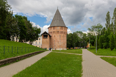 городской парк и башня смоленского кремля, россия - gumbao
