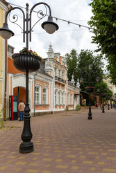 старинные здания в историческом центре смоленска, россия - gumbao
