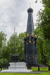 смоленск, россия - 14 июня 2024 года: памятник защитникам смоленска 4-5 августа 1812 года является одной из достопримечательностей смоленска, увековечивающей память о смоленской битве в отечественной войне. - gumbao