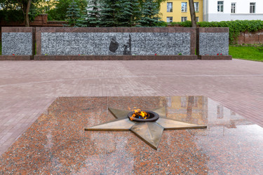 мемориальная фреска "бессмертный полк" на площади памяти героев, смоленск, россия - gumbao