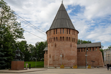 вид на старую башню смоленской крепости, россия - gumbao